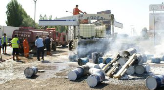 Kimyasal Madde Yüklü Kamyon Yandı, 2 İtfaiyeci Zehirlendi