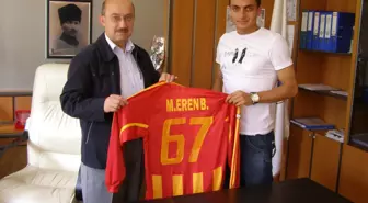 Kayserispor'lu Mehmet Eren Boyraz, Belediye Başkanına Formasını Hediye Etti