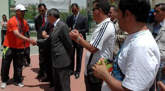 Emniyet Müdürü Kesmez'den Tenis Kursuna Ziyaret