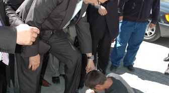 Bakan Tüzmen, Ardahanlı Boyacıya Ayakkabılarının Tozunu Aldırdı