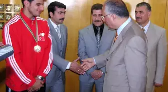 Dünya Şampiyonu Tekvandocu'ya Vali Daşöz'dan Altın