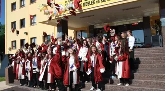 Akhisar Kız Meslek Lisesi'nde Mezuniyet Sevinci