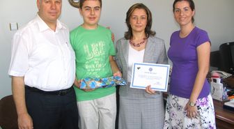 Okul Birincisi Anneye Onur Belgesi