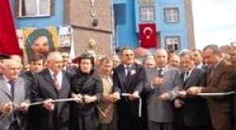 Camiye 12 İmam Resmi Asıldı