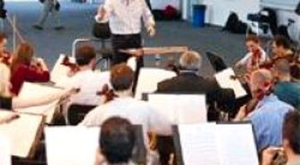 Eczacıbaşı 'Orkestra Şefiyim' Dedi ABD Gümrüğünden 'Baget'le Geçti