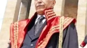 Deniz Feneri Dosyası Önünde