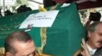 Çakmaklı'nın Tabutunu Başbakan Taşıdı
