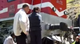 Tren Otobüse Çarptı: 2 Ölü