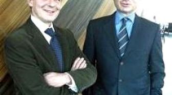 Elekrikli Otoya Soyunan İki Türk Zordaki Fransız Heluiez'i Alıyor