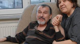Serçe Parmağı ile Kitap Yazdı