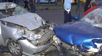 Karşı Şeride Geçen Araç, 4 Otomobil ile 1 Motosiklete Çarptı: 5 Yaralı