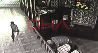 Camide El Çantasını Çalan Çocuk Kameraya Yakalandı