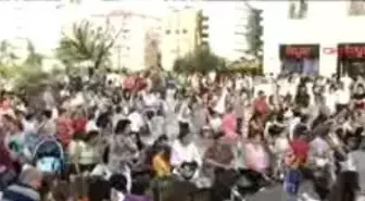 Mersin - Ünlü Mankenler Son Modayı Podyuma Taşıdı 
Defile Sırasında Bazı Mankenler Mağazaların Çeşitli Promosyon Ürünlerini Vatandaşlara Attı. Şapka Ve Çantalardan Almak İsteyenler, Ürünleri Havada Kaptı