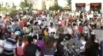 Mersin - Ünlü Mankenler Son Modayı Podyuma Taşıdı 
Defile Sırasında Bazı Mankenler Mağazaların Çeşitli Promosyon Ürünlerini Vatandaşlara Attı. Şapka Ve Çantalardan Almak İsteyenler, Ürünleri Havada Kaptı