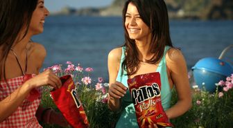 Beren Saat Yeni Patos Rolls Reklamında Uçuyor!