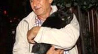 Kedisi İçin Alevlerin Arasına Daldı