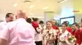 Milli Tekvandocular 8 Madalya İle Döndü
İspanya'da Düzenlenen 11 Nci Üniversiteler Dünya Tekvando Şampiyonası'nda 1 Altın, 3 Gümüş Ve 4 Bronz Madalya Kazanan Milli Sporcularımız Yurda Döndü.
Türk Hava Yolları'na (Tha) Ait Bir Uçakla Barcelona'dan İstanbul'a Gelen Milli Sporcuları Atatürk Havaliman