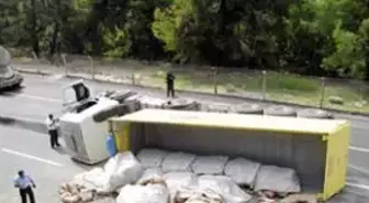 Çimento Yüklü Tır Devrildi