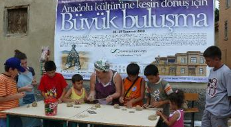Sonsuz Şükran Köyü Sanatçı Akınına Uğruyor