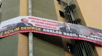 O Pankart MHP'nin Kocaeli Binasına da Asıldı