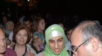 Sunay Akın'a Büyük İlgi