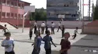 Cizreek Görüntülerle Okul Boykot
*Siirt'te Evleri Gezerek Aileleri, Okul Boykotuna Uymaları Yönünde Tehdit Eden 3 Kişi Polis Tarafından Gözaltına Alındı.