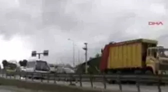 Kocaeli - D-130´Da Demir Yüklü Tır Yan Yattı, Trafik Felç Oldu