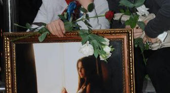 Travesti İrem'in Arkadaşları Evinin Önünde Mum Yakıp, Yola Gül Bıraktı
