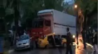 Kamyon, Taksiyi Biçti 2 Yaralı