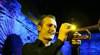 İmer Demirer Eşsiz Performansıyla Alt.da Sahne Alıyor