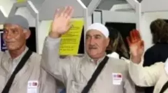 Hacı Adayları Harem -İ Şerif'i İzliyor