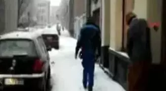 Almanya'da Kar Yağışı Hayatı Felç Etti