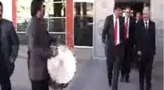 Fakülte Müjdesine Davul- Zurnalı Teşekkür