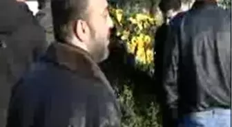 Eşi Mezar Yeri Baktı