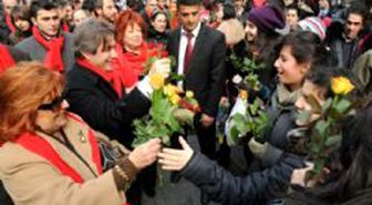 Sevgililer Günü Beyoğlu’nda Aşk Şarkılarıyla Kutlandı