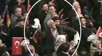Başbakan'a Çarşaflı Protesto