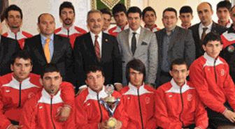 Çim Hokeyi Takımını Ödüllendirildi.