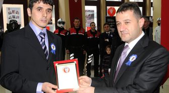 Kendi Aracını Yakanı Ortaya Çıkarınca Yılın Polisi Seçildi