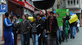 Liseli Öğrencilerden YGS Protestosu