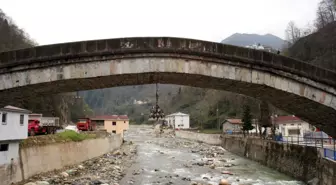 Üzerinde Aydınlatma Olmayan Köprünün Altına Avize