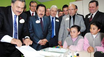 Minikler, Bakan Eroğlu'ndan İmza Almak İçin Yarıştı