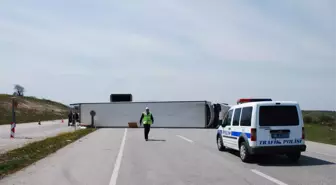 Devrilen Tır Yolu Kapattı