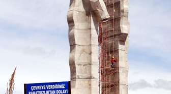 Sanatçılar İnsanlık Anıtı Önünde