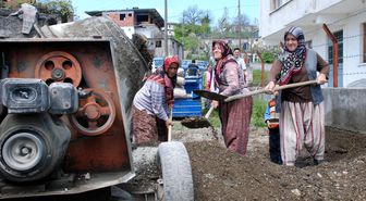Köy Yolu İnşaatında Kadın Eli