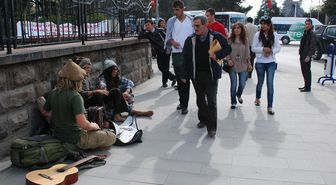 Şarkı Söyleyerek Türkiye'yi Geziyorlar
