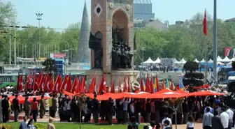 Taksim'de Atatürk'ü Anma Yürüyüşü