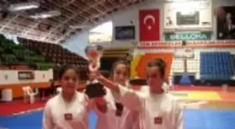 Minik Tekvandocular Antalya’da Şampiyon Oldu
