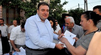 Başkan Savaş, Akasya Mahallesi’nde 85 Aileye Tapularını Dağıttı