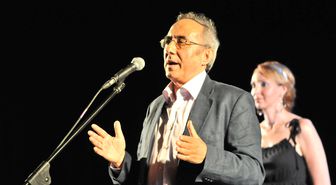 Eroğlu, Moskova'da Türk-Rus Nazım Severler İçin Türkülerini Söyledi