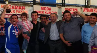 Beylikdüzü’ndeki Futbol Şöleninde Kupayı Başkan Uzun Verdi

